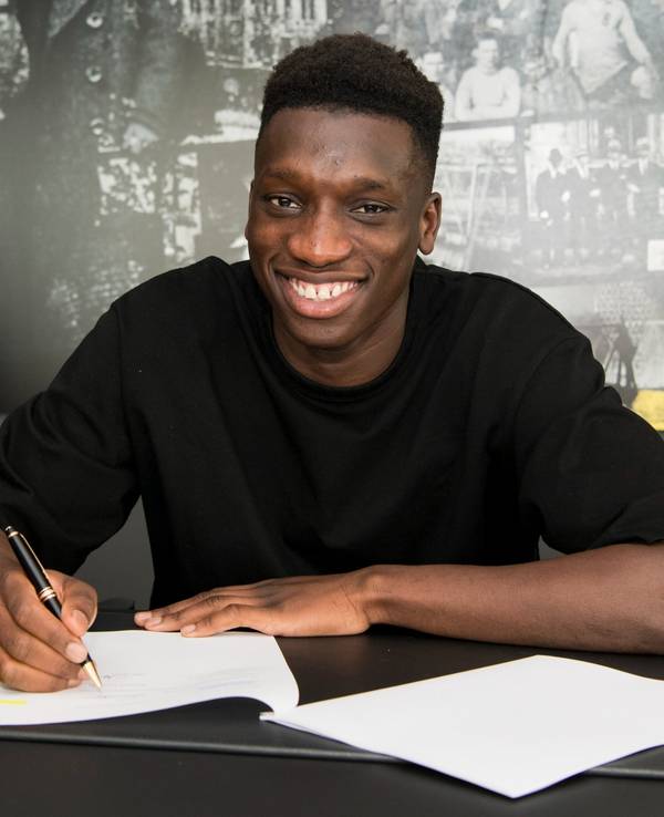 Abdoulaye Kamara unterschreibt seinen Vertrag beim BVB