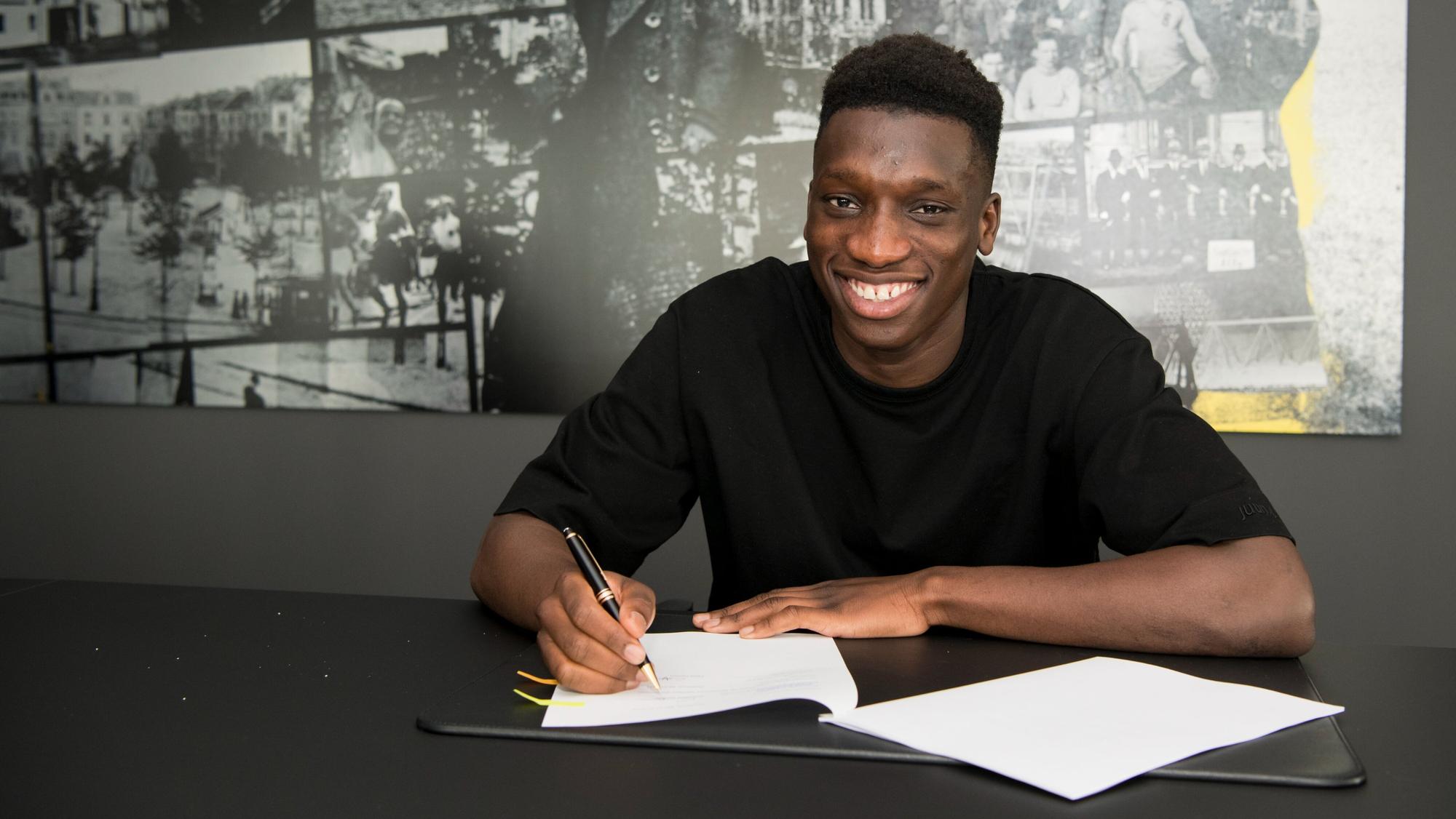 Abdoulaye Kamara unterschreibt seinen Vertrag beim BVB