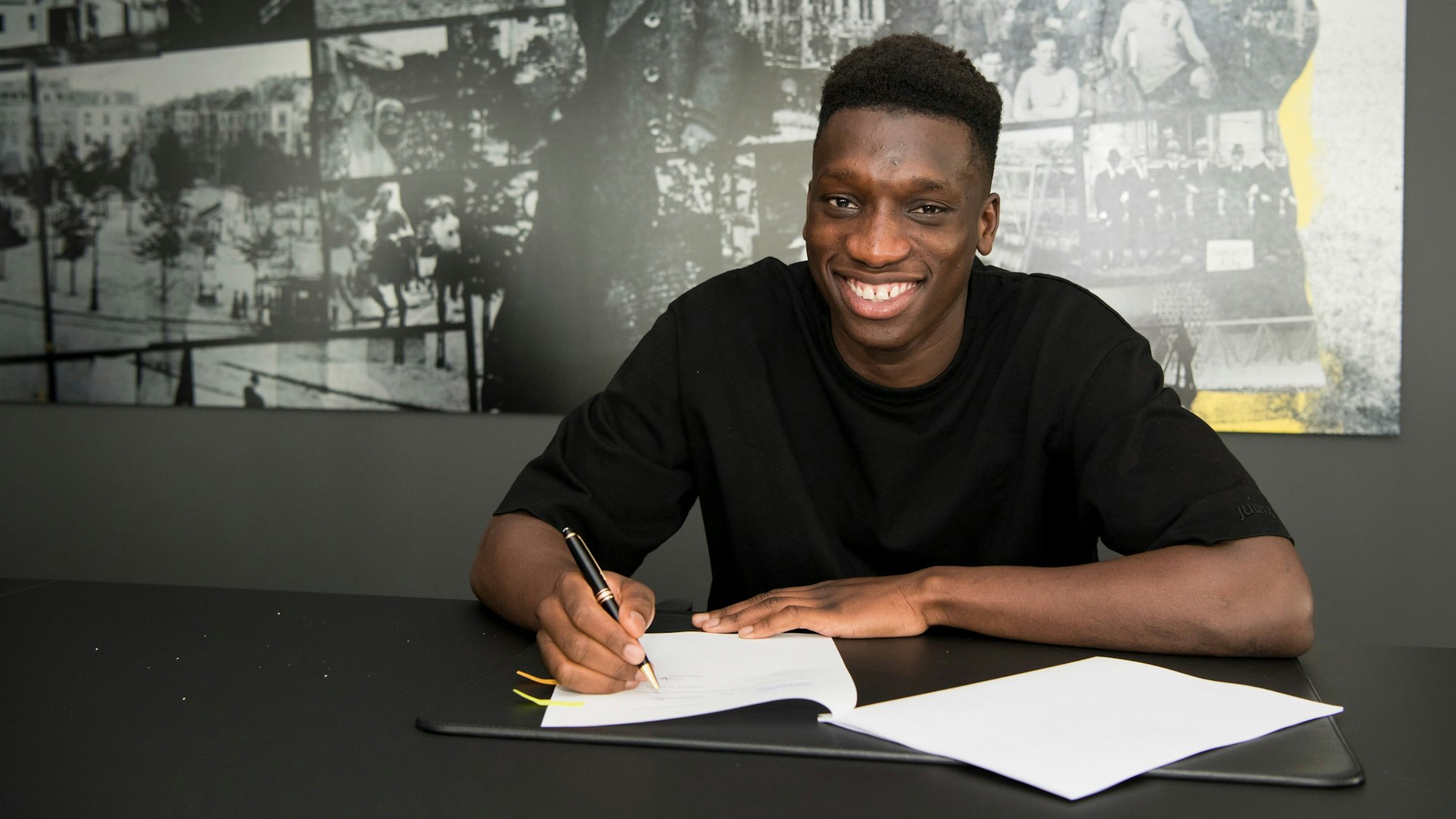 Abdoulaye Kamara unterschreibt seinen Vertrag beim BVB