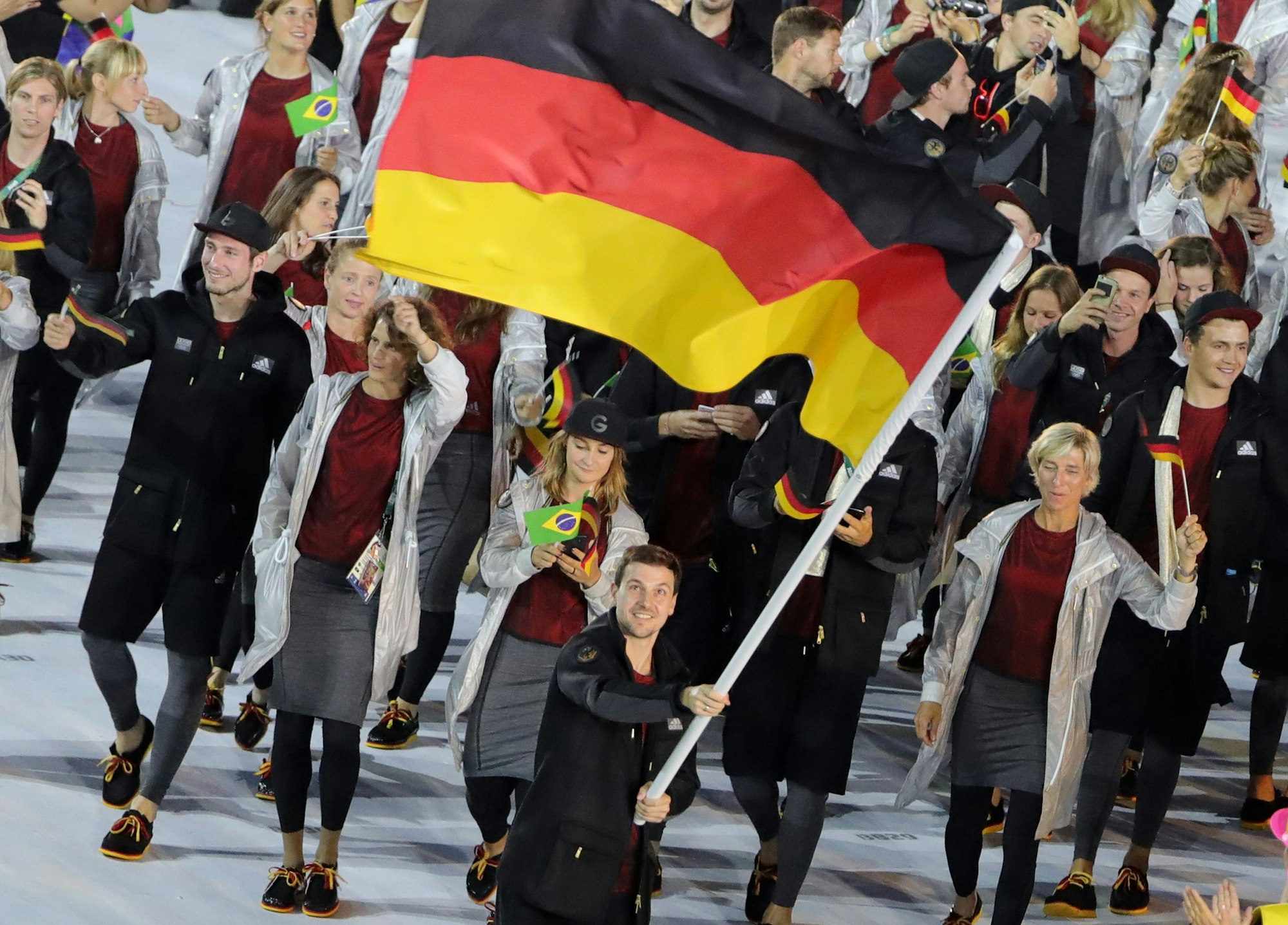 Timo Boll schwenkt die Deutschland-Fahne 2016 in Rio