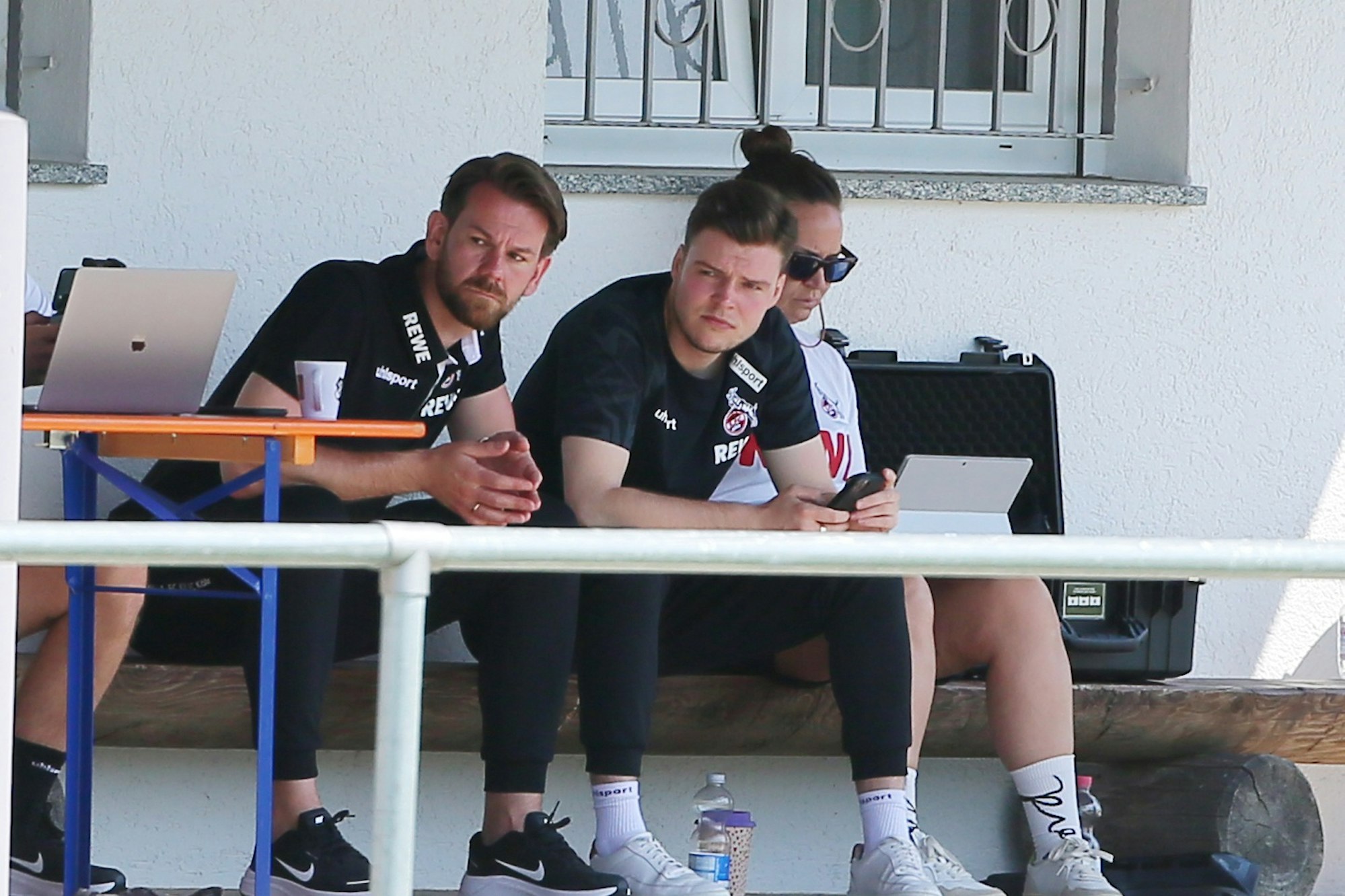 Thomas Kessler und Lukas Berg schauen sich das Trainingslager des 1. FC Köln an.