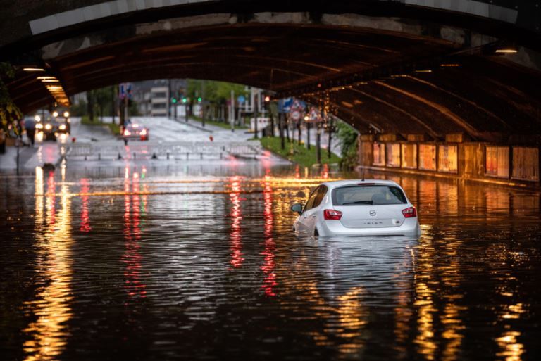 Auto in hohen Wasser in einer Unterführung in Köln.