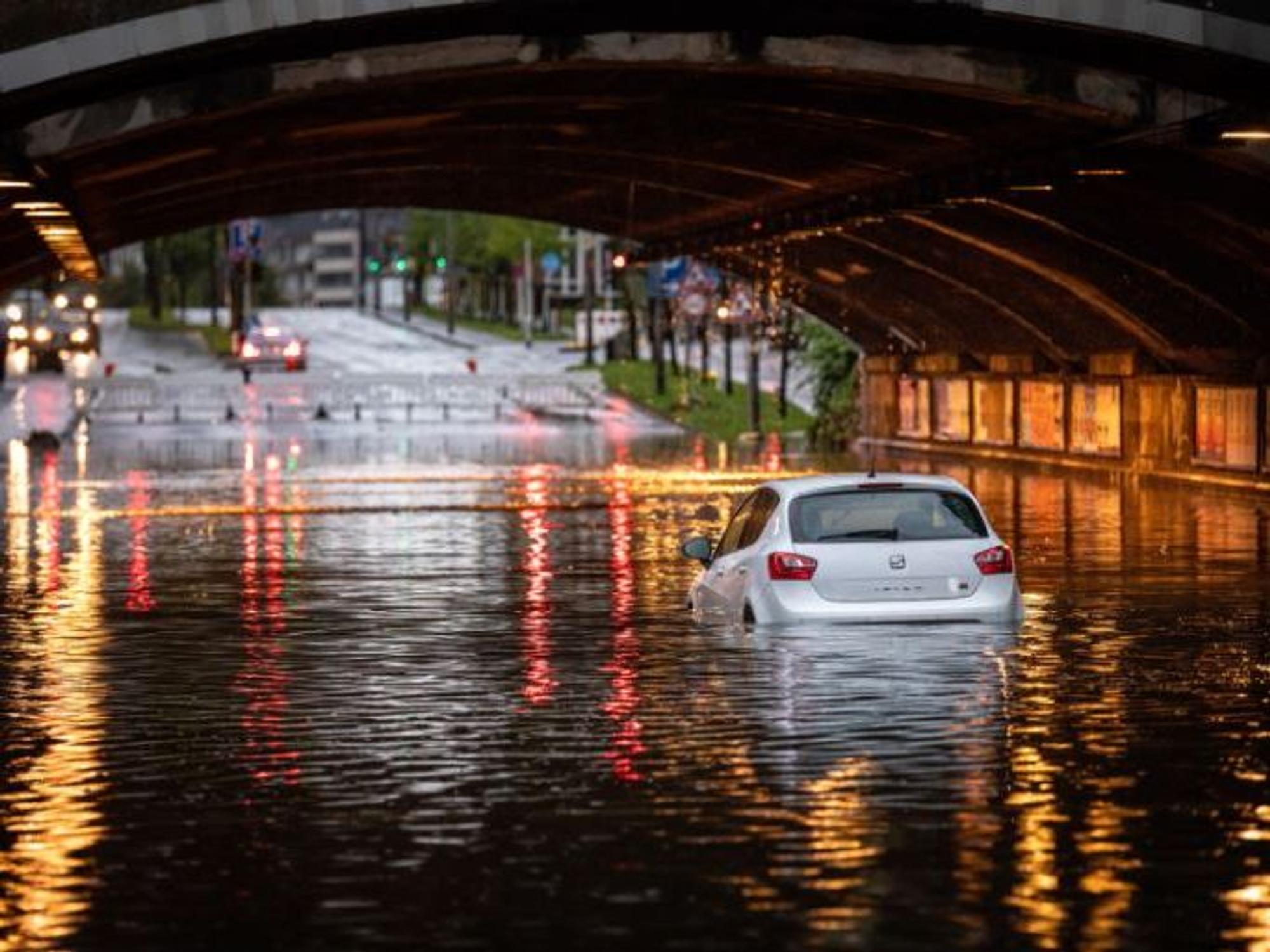 Auto in hohen Wasser in einer Unterführung in Köln.