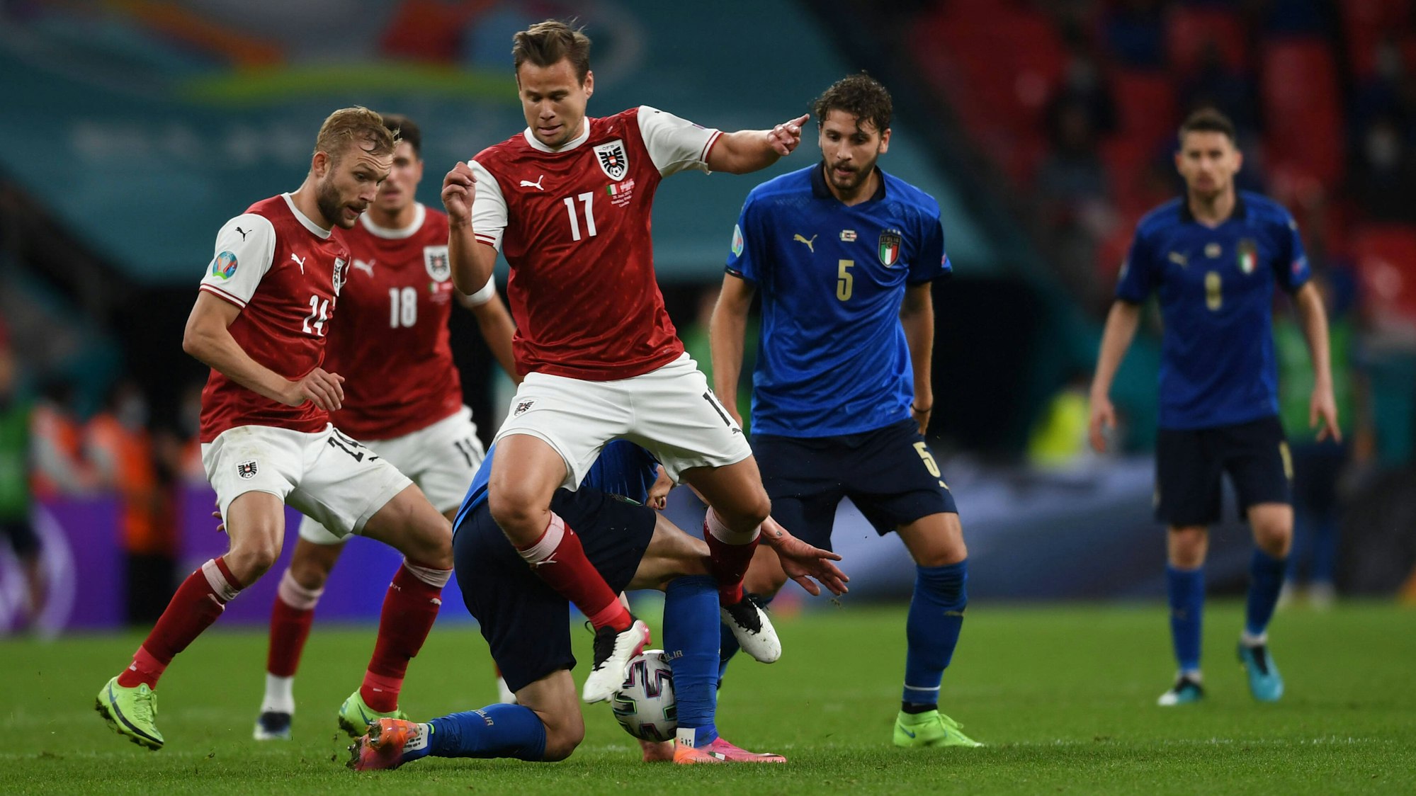 Louis Schaub spielt bei der EM für Italien gegen Österreich.
