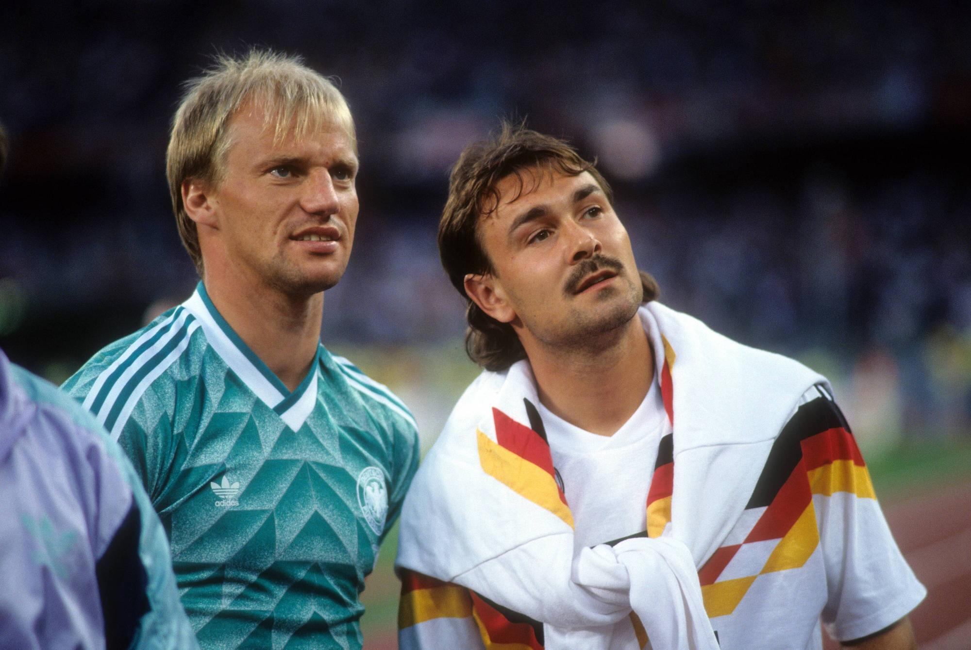 Hansi Pflügler und Raimond Aumann schauen auf die Tribüne