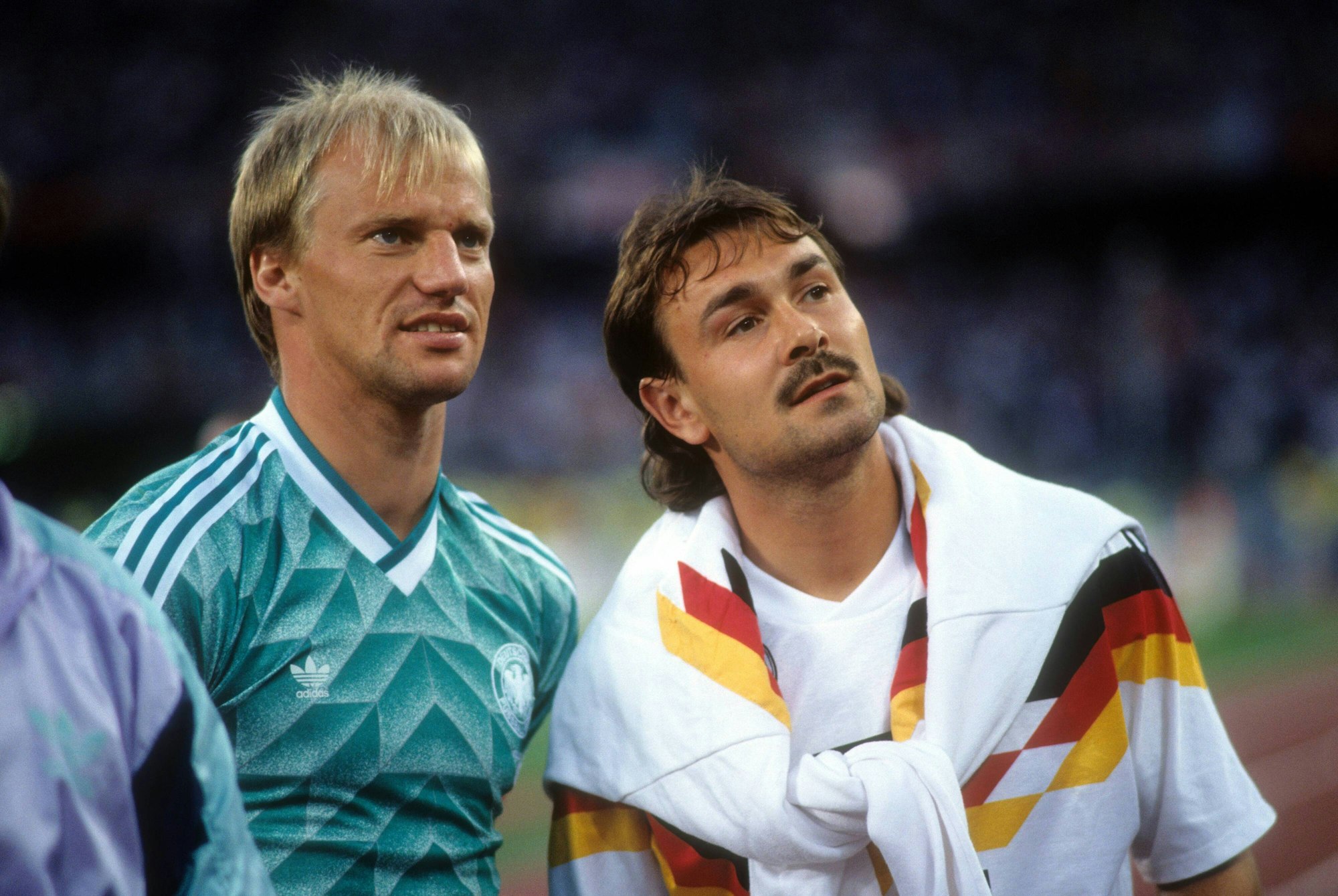 Hansi Pflügler und Raimond Aumann schauen auf die Tribüne