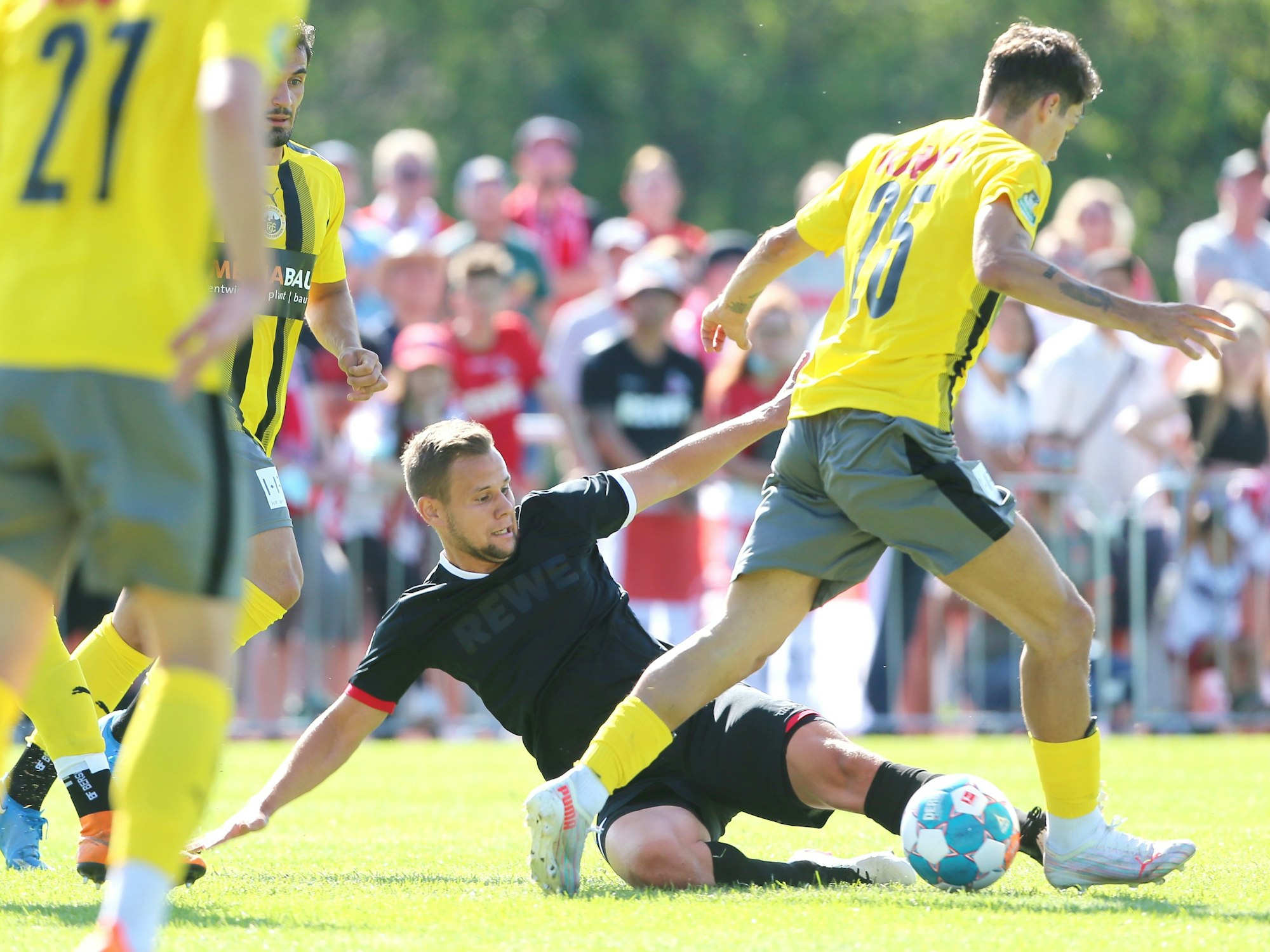 Louis Schaub spielt für den 1. FC Köln gegen den FC Schaffhausen.