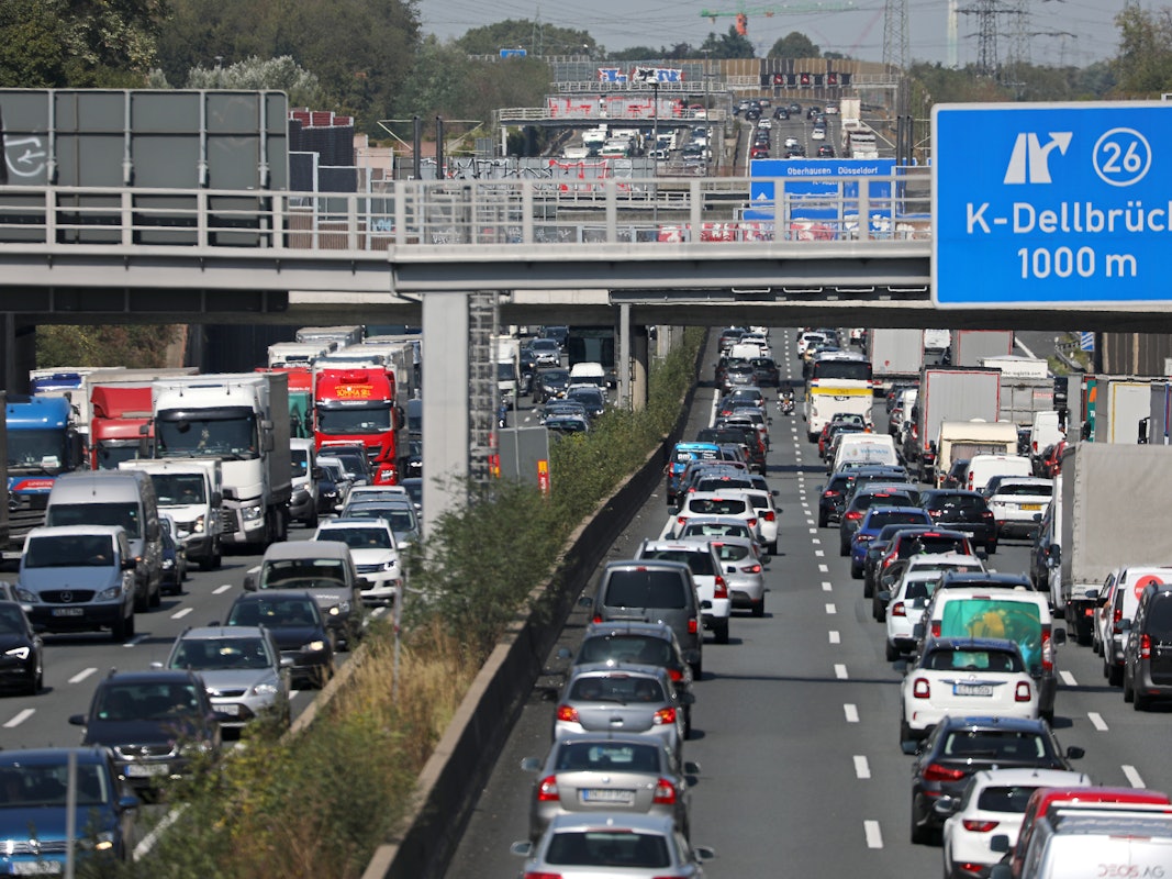 Fahrzeuge stehen auf der Autobahn 3 auf dem Kölner Ring im Stau.