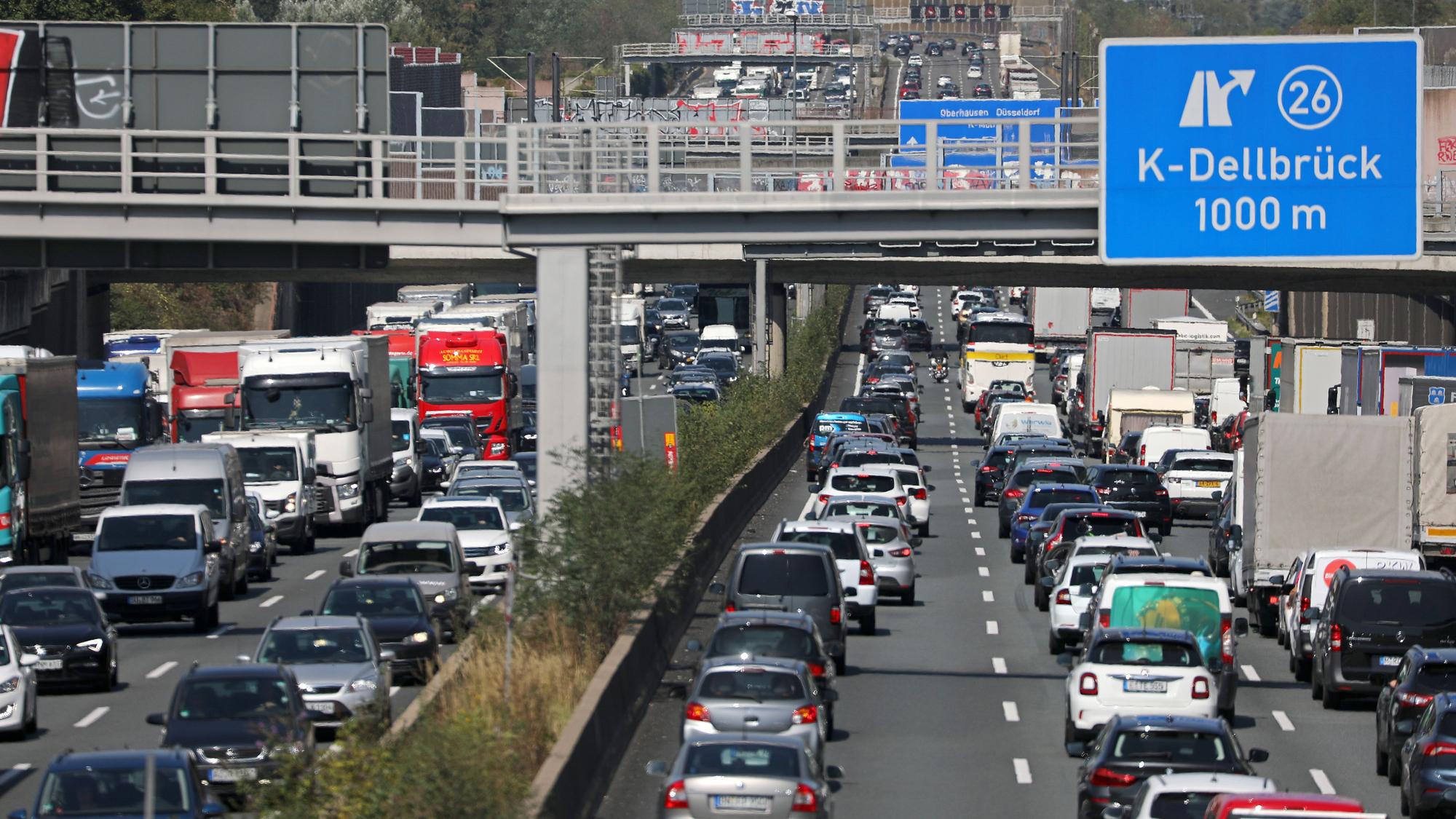 Fahrzeuge stehen auf der Autobahn 3 auf dem Kölner Ring im Stau.
