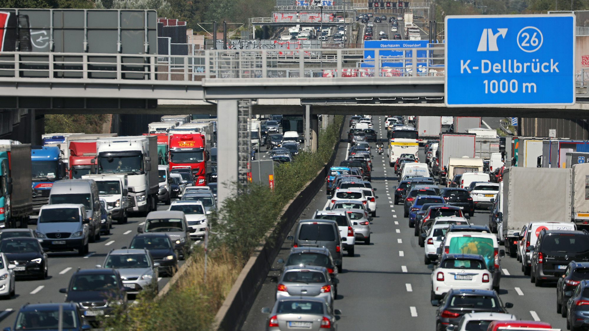Fahrzeuge stehen auf der Autobahn 3 auf dem Kölner Ring im Stau.