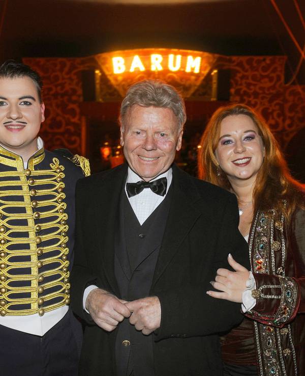 Gerd Siemoneit-Barum (M) steht in Northeim vor Beginn der letzten Vorstellung seines Circus Barum mit seinen Kindern Maximilian (l) und Rebecca im Zirkuszelt. Jetzt ist er tot.