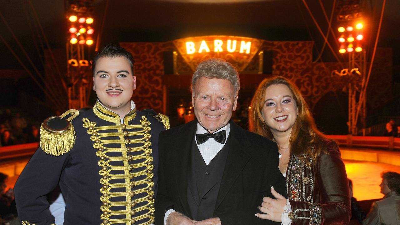 Gerd Siemoneit-Barum (M) steht in Northeim vor Beginn der letzten Vorstellung seines Circus Barum mit seinen Kindern Maximilian (l) und Rebecca im Zirkuszelt. Jetzt ist er tot.