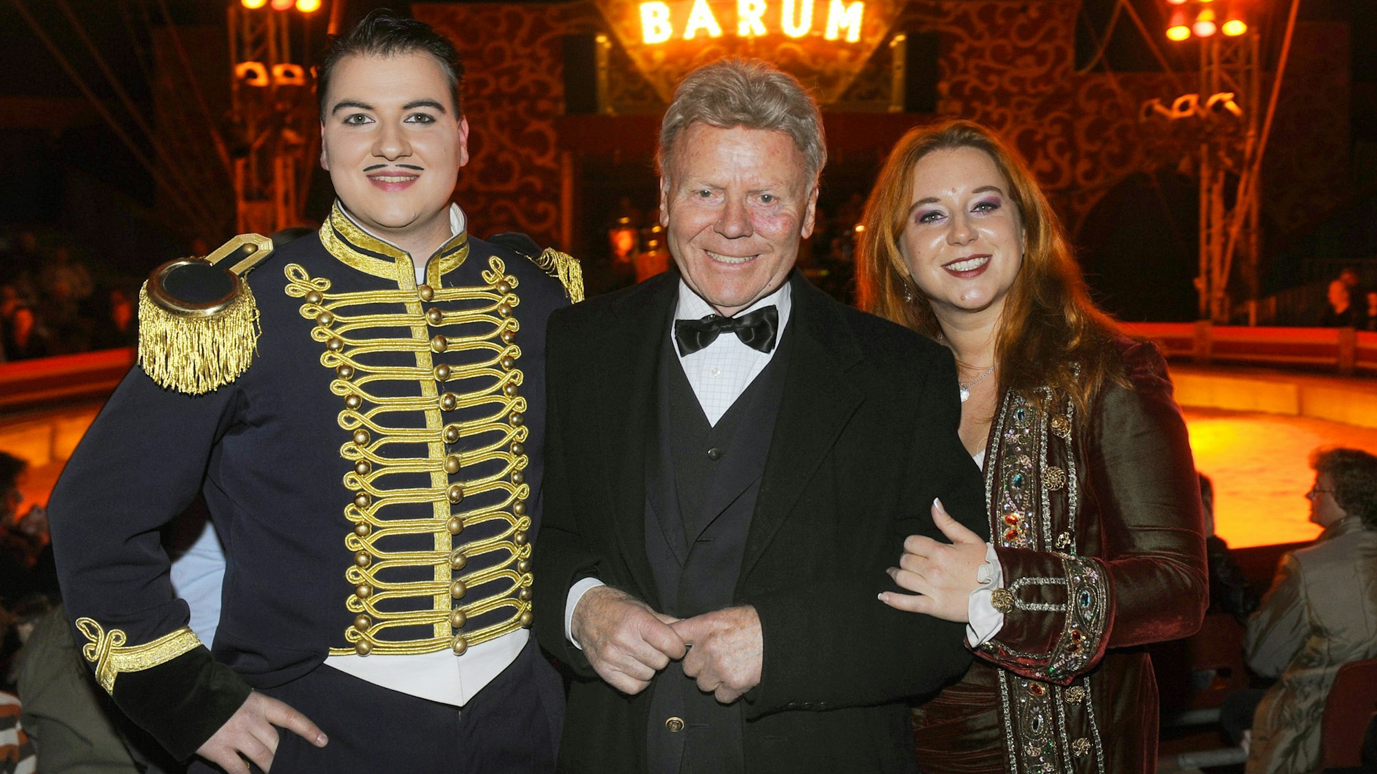 Gerd Siemoneit-Barum (M) steht in Northeim vor Beginn der letzten Vorstellung seines Circus Barum mit seinen Kindern Maximilian (l) und Rebecca im Zirkuszelt. Jetzt ist er tot.