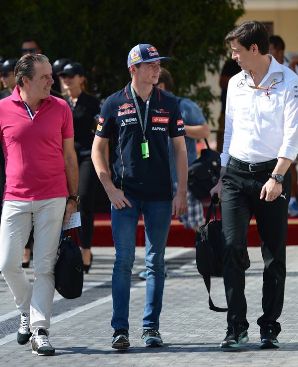 Toto Wolff (r.) mit Max (M.) und Jos Verstappen im Fahrerlager von Abu Dhabi im Jahr 2014.