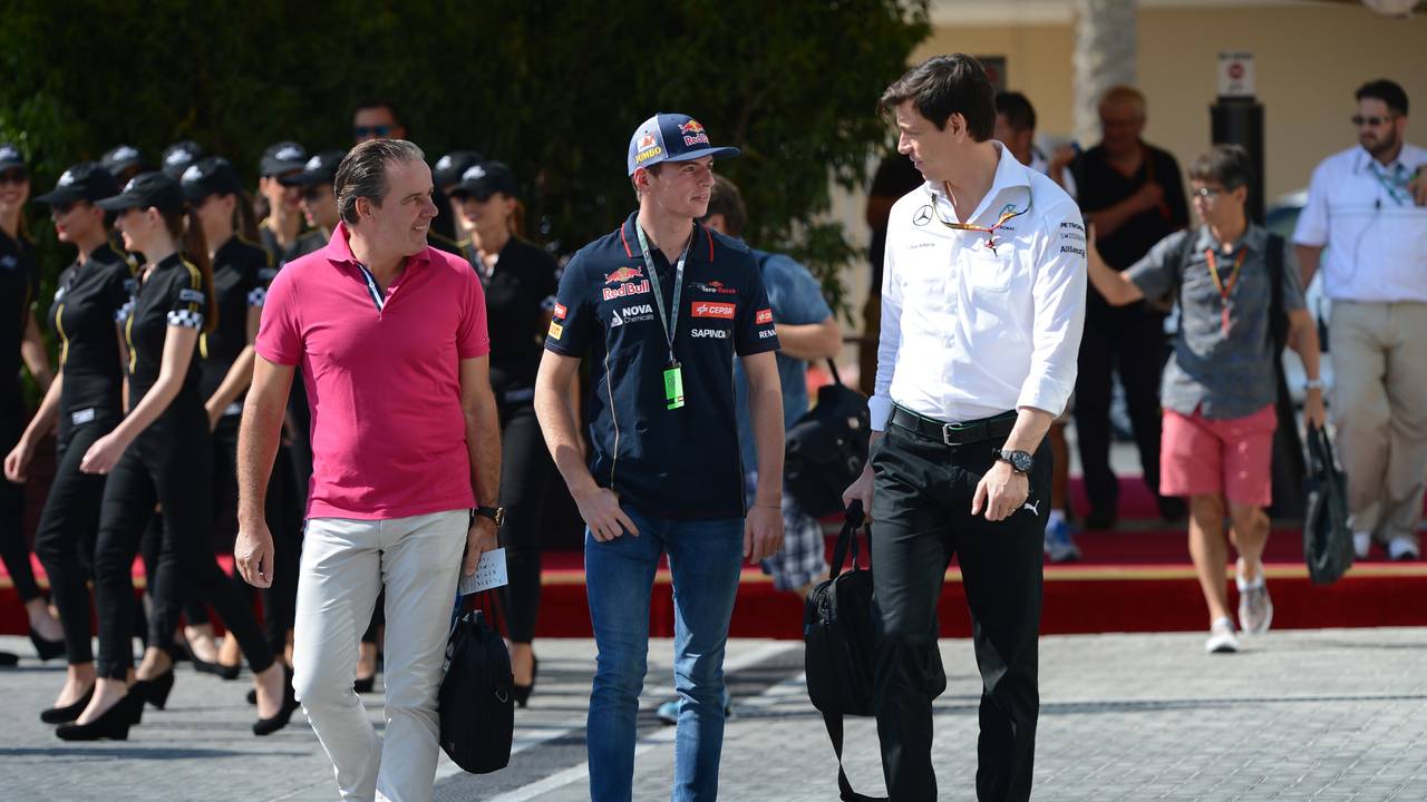 Toto Wolff (r.) mit Max (M.) und Jos Verstappen im Fahrerlager von Abu Dhabi im Jahr 2014.
