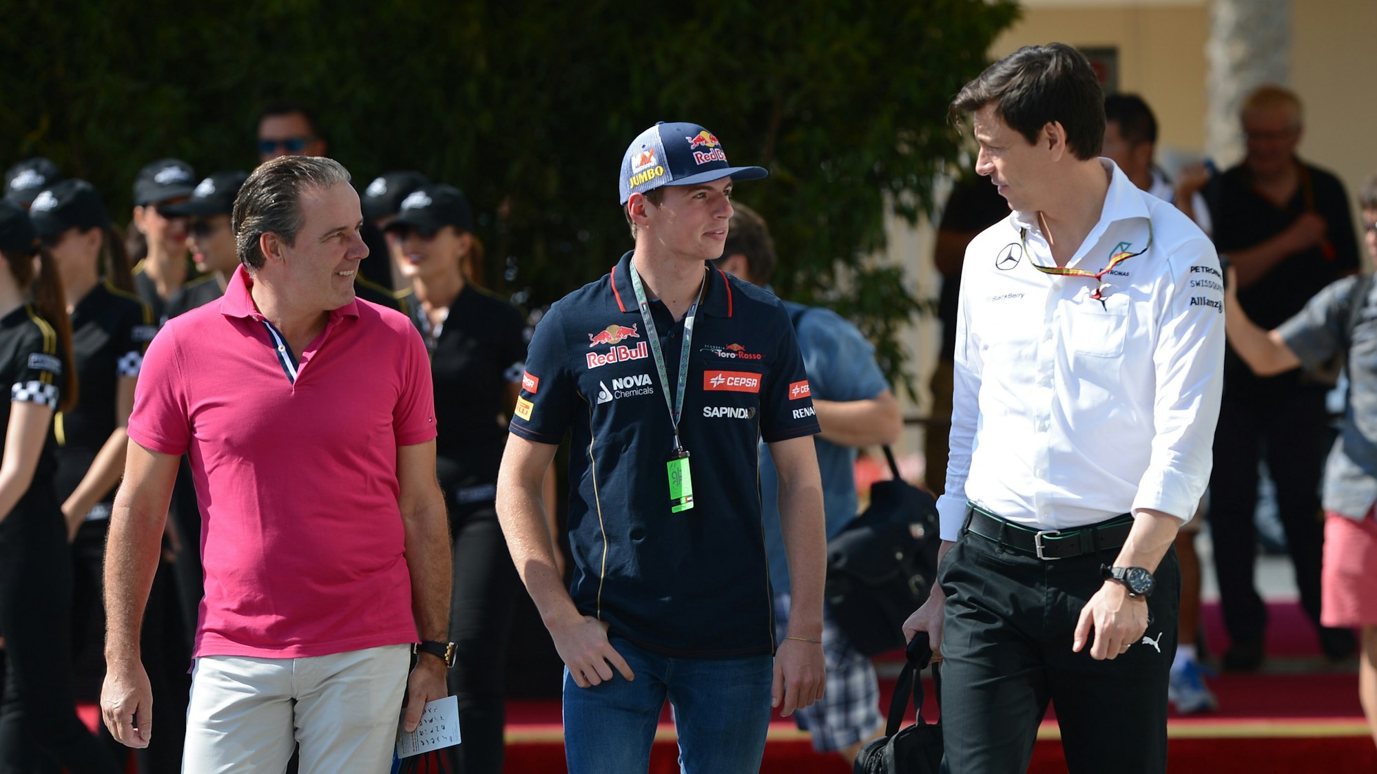 Toto Wolff (r.) mit Max (M.) und Jos Verstappen im Fahrerlager von Abu Dhabi im Jahr 2014.