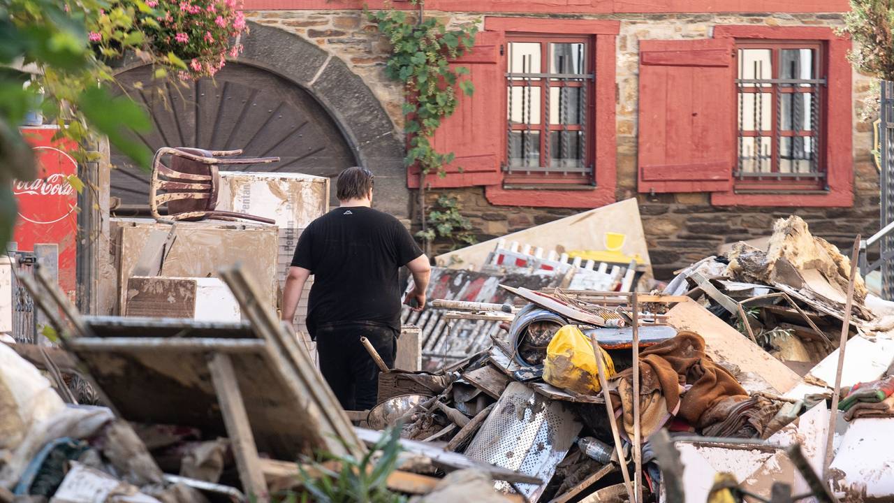 Am 18. Juli 2021 läuft ein Anwohner durch die Trümmer-Berge in der Stadt Ahrweiler.
