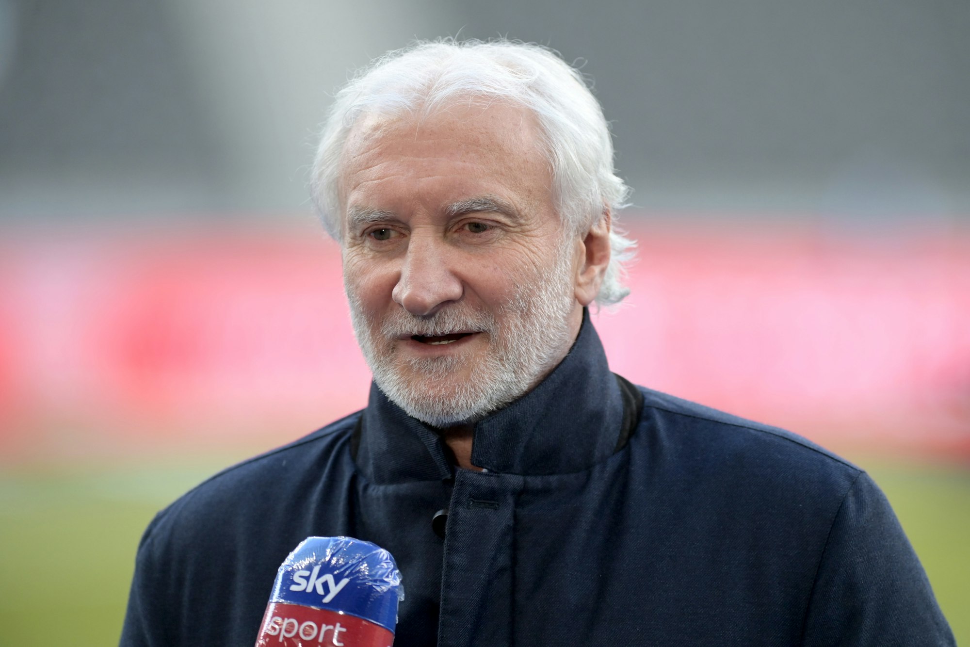 Rudi Völler spricht ins Sky-Mikrofon