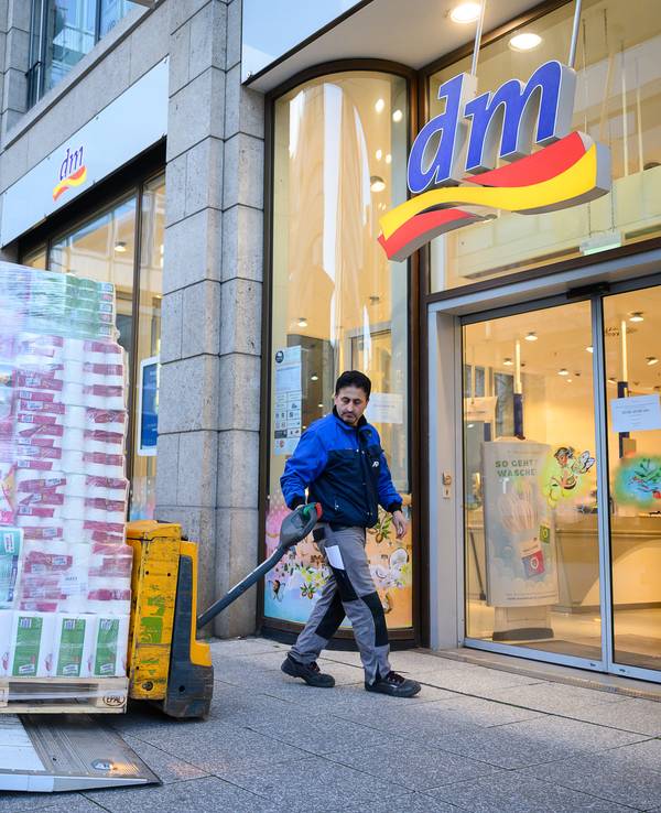 Ein Fahrer bringt einem Drogeriemarkt der Kette dm eine Palette Toilettenpapier.