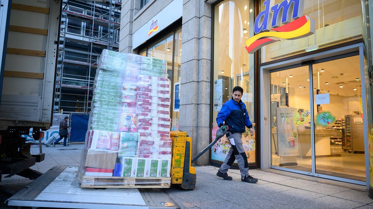 Ein Fahrer bringt einem Drogeriemarkt der Kette dm eine Palette Toilettenpapier.