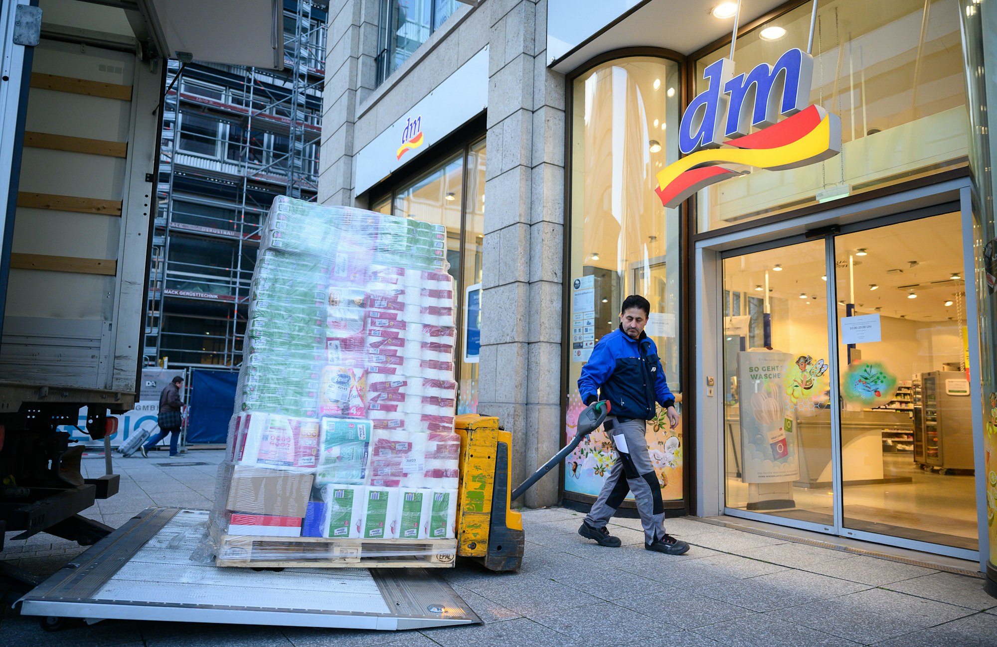Ein Fahrer bringt einem Drogeriemarkt der Kette dm eine Palette Toilettenpapier.