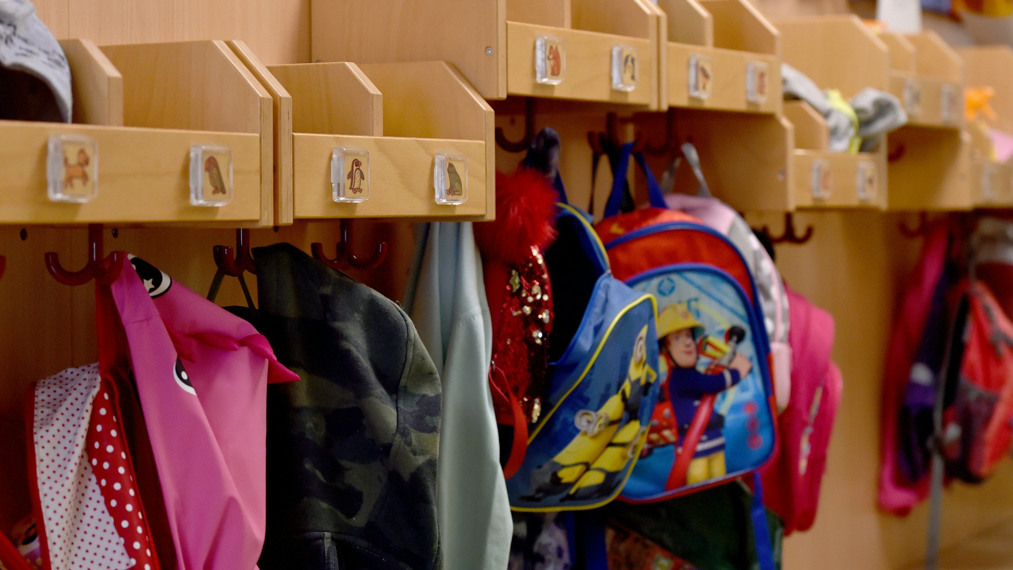 Ein kleiner Junge ist in Bayern aus der Kita abgehauen. Er fiel in ein Wasserbecken und ertrank.