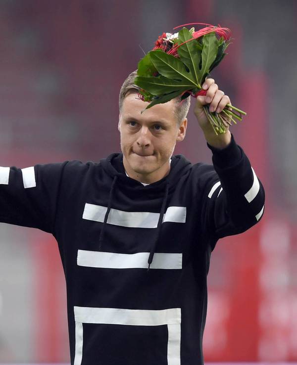 Felix Kroos mit einem Blumenstrauß in der Hand