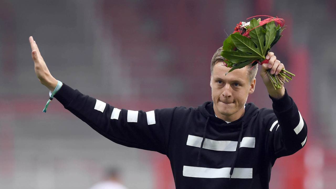 Felix Kroos mit einem Blumenstrauß in der Hand