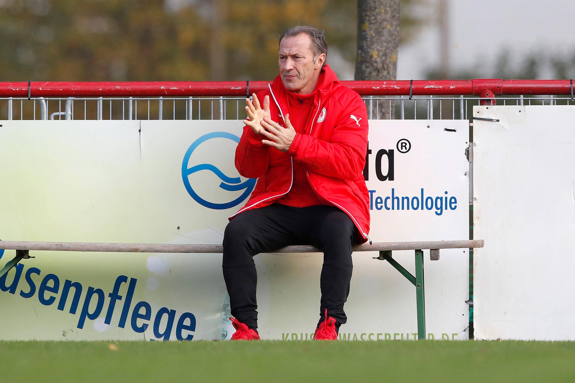 Günter Herrmann sitzt auf einer Bank