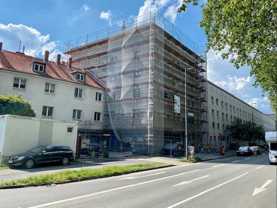 Der Tatort ist ein mehrstöckiges Gebäude, welches eingerüstet ist.