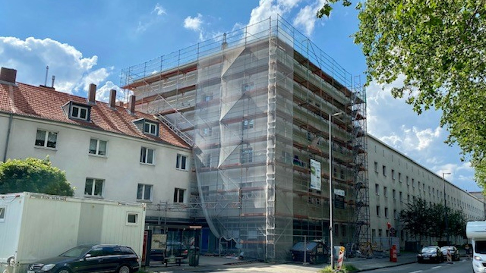 Ein mehrstöckiges Gebäude ist eingerüstet.