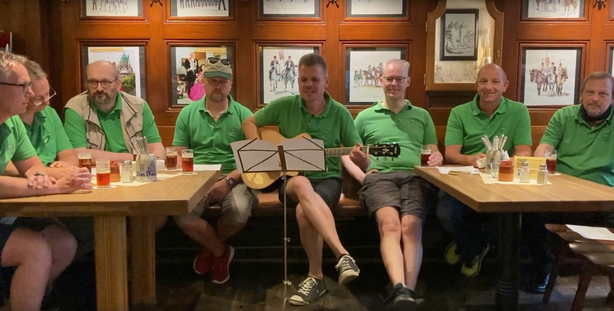 Die Schützen vom Neusser Schützenlustzug „Kettepöschkes“ sitzen in einem Brauhaus.