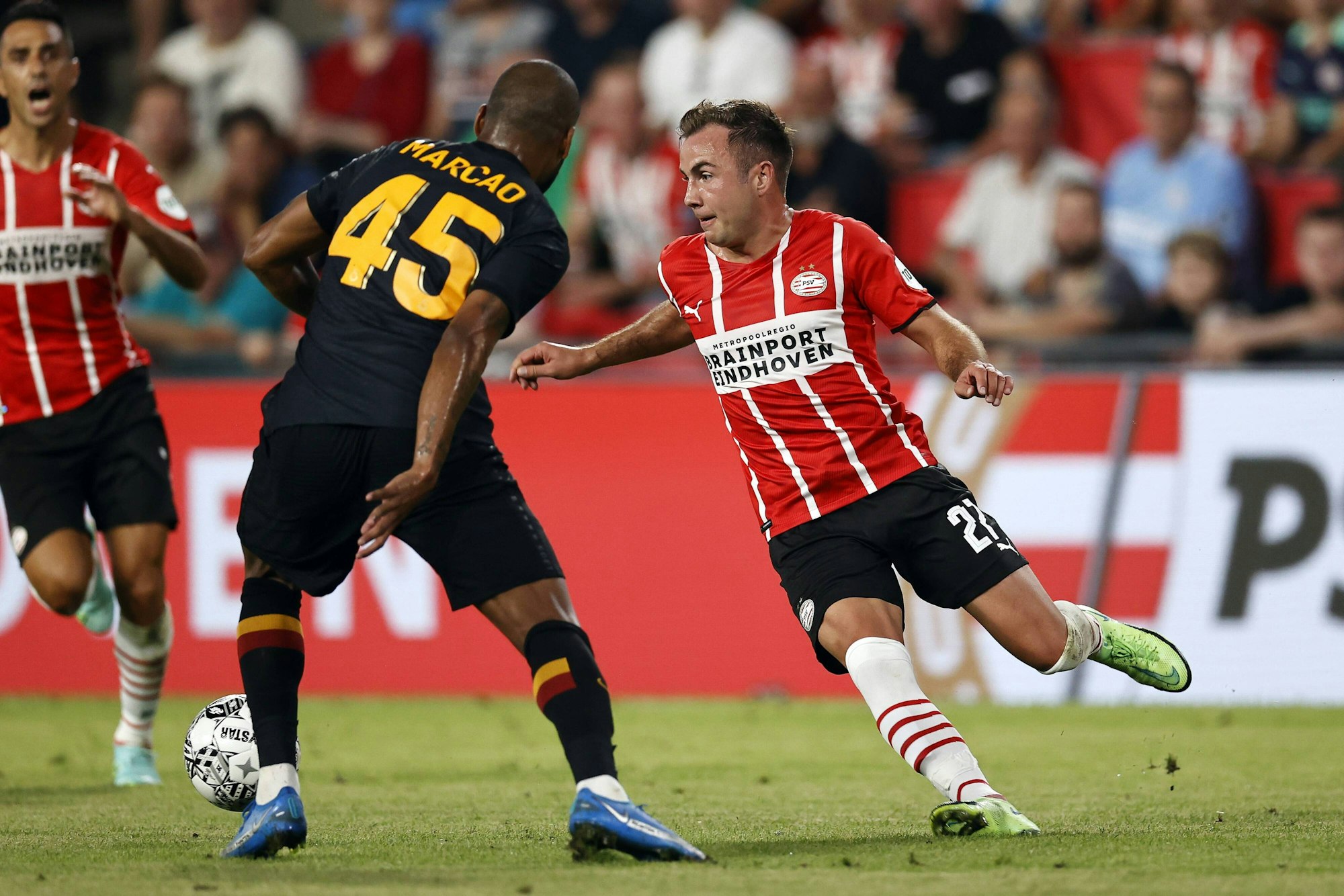 Mario Götze im Spiel gegen Galatasaray Istanbul am Ball