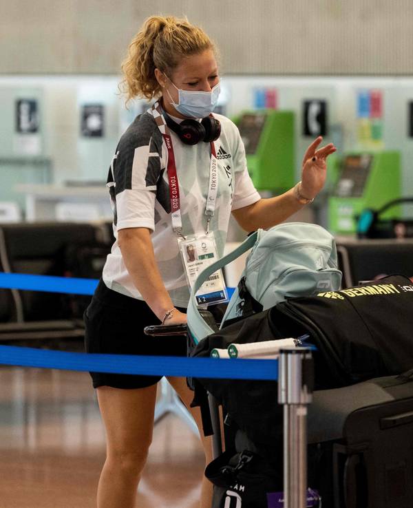 Laura Siegemund mit ihrem Gepäck am Flughafen von Tokio