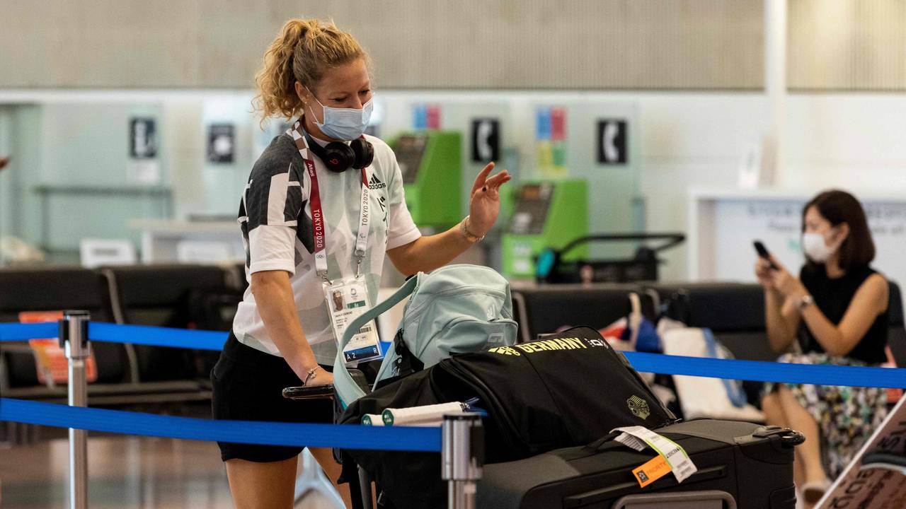 Laura Siegemund mit ihrem Gepäck am Flughafen von Tokio