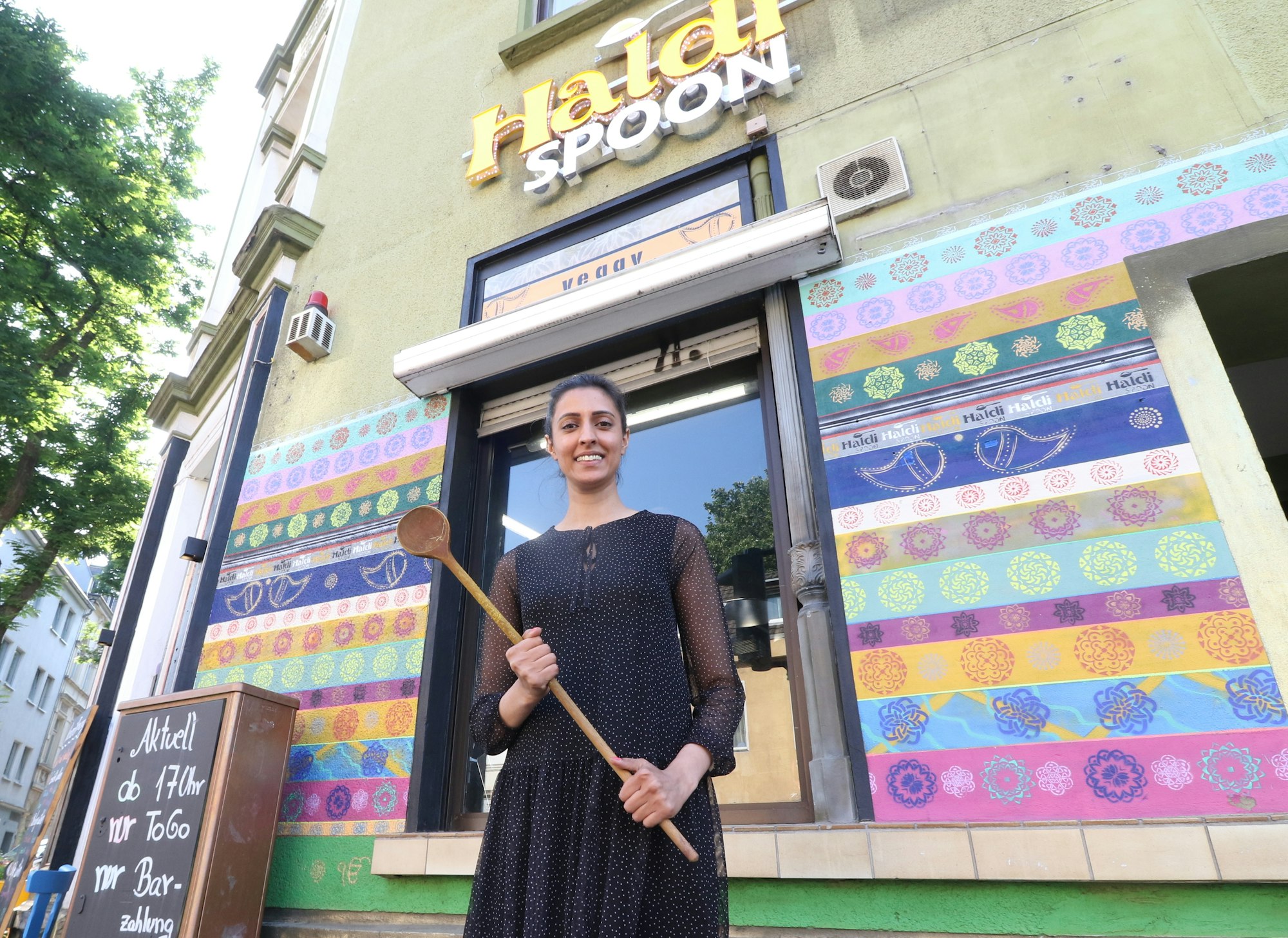Jessica Jawanda vor dem indischen Restaurant "Haldi Spoon" in Köln-Mülheim.