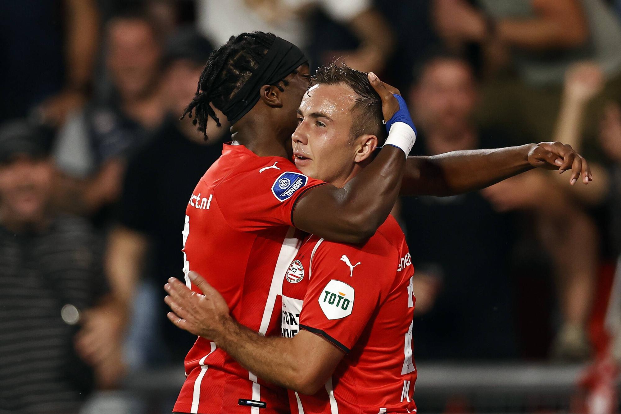 Mario Götze jubelt mit Teamkollege Noni Madueke über seinen Treffer