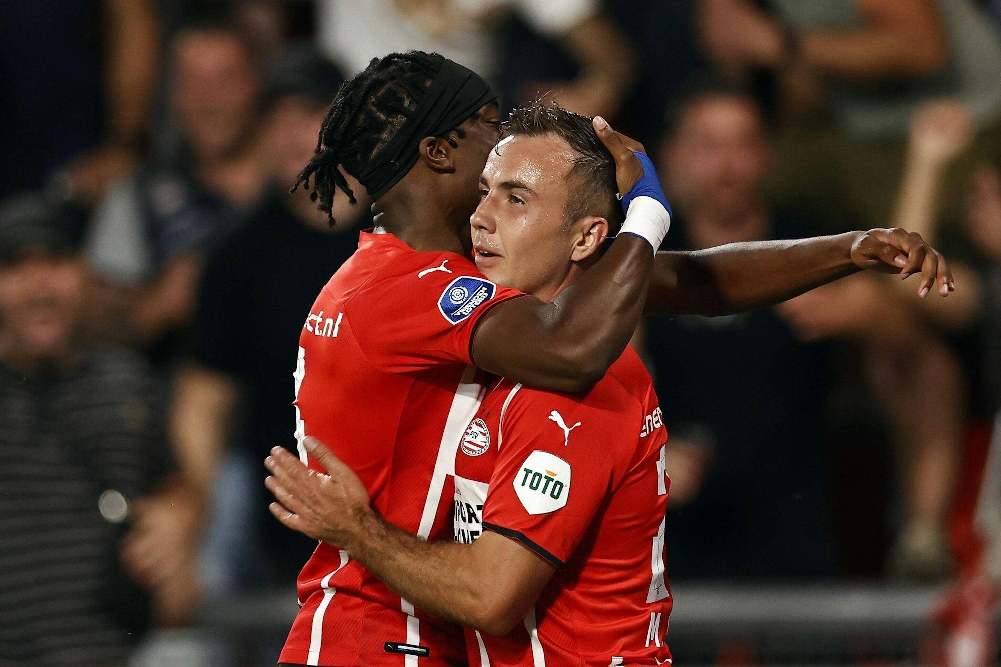 Mario Götze jubelt mit Teamkollege Noni Madueke über seinen Treffer