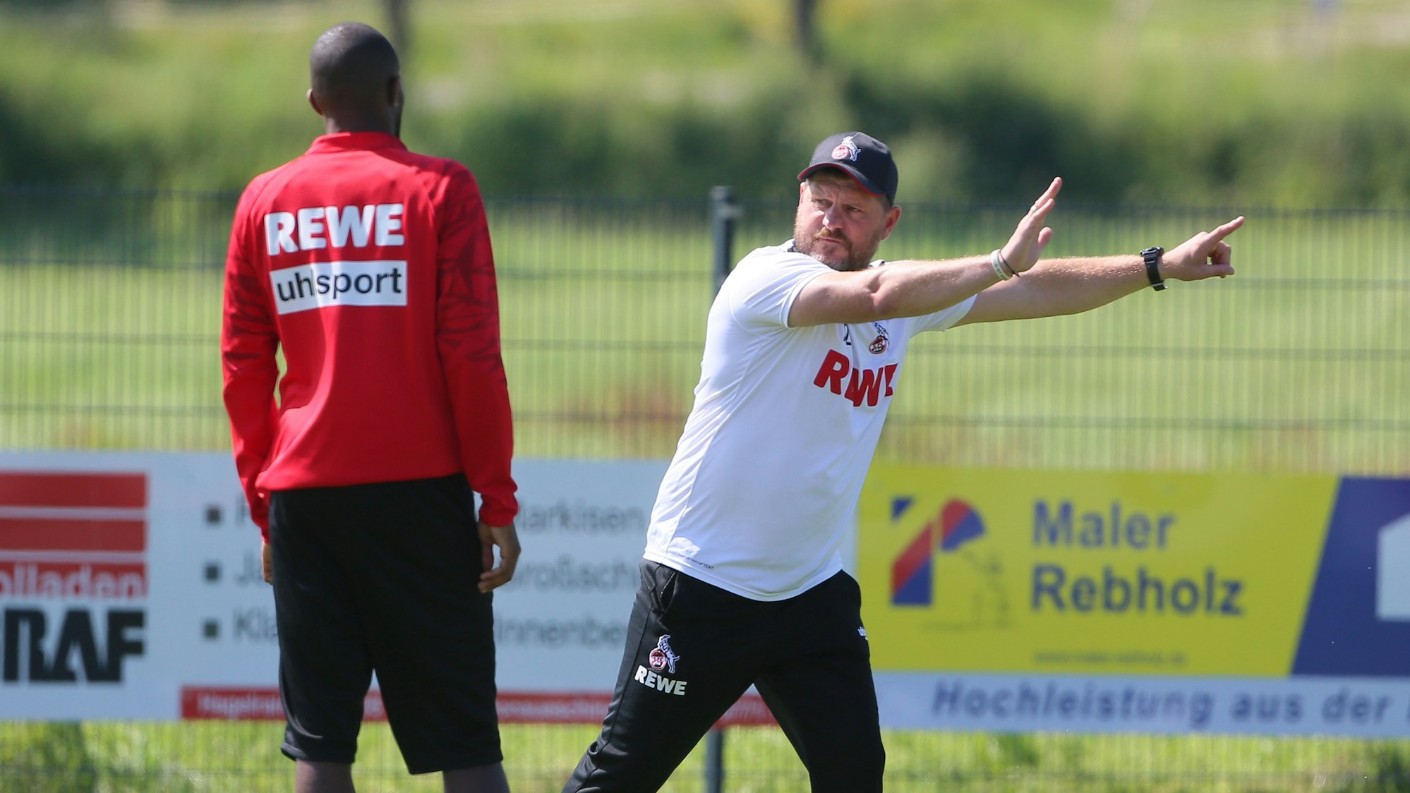 Steffen Baumgart erklärt Anthony Modeste etwas.