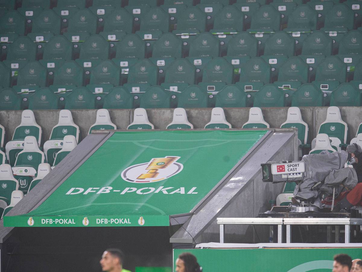 Eine TV-Kamera ist im DFB-Pokalspiel zwischen Wolfsburg und Schalke auf den Rasen gerichtet.