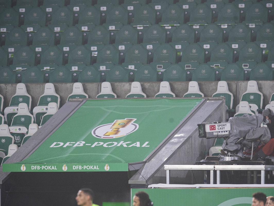 Eine TV-Kamera ist im DFB-Pokalspiel zwischen Wolfsburg und Schalke auf den Rasen gerichtet.