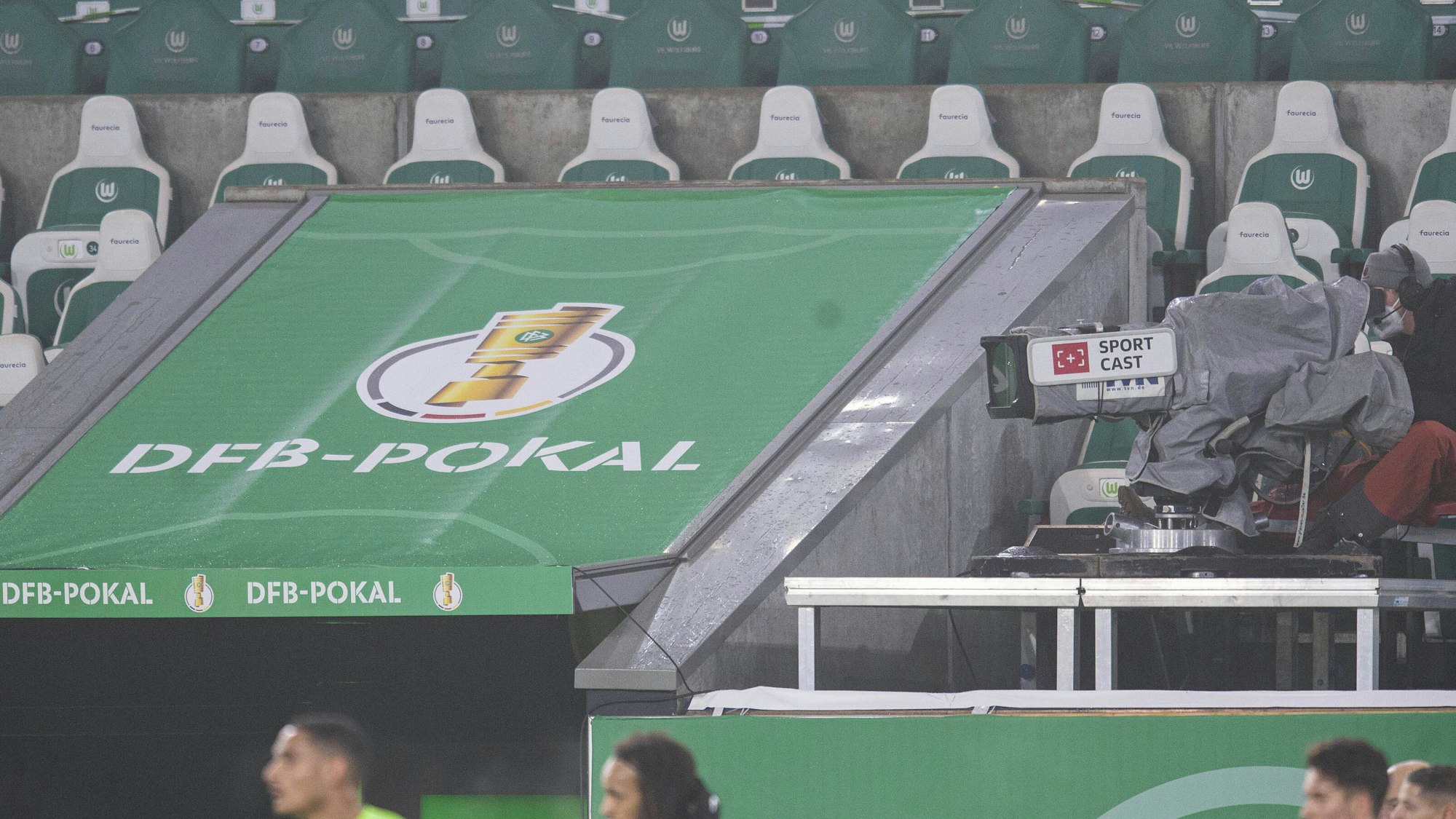 Eine TV-Kamera ist im DFB-Pokalspiel zwischen Wolfsburg und Schalke auf den Rasen gerichtet.