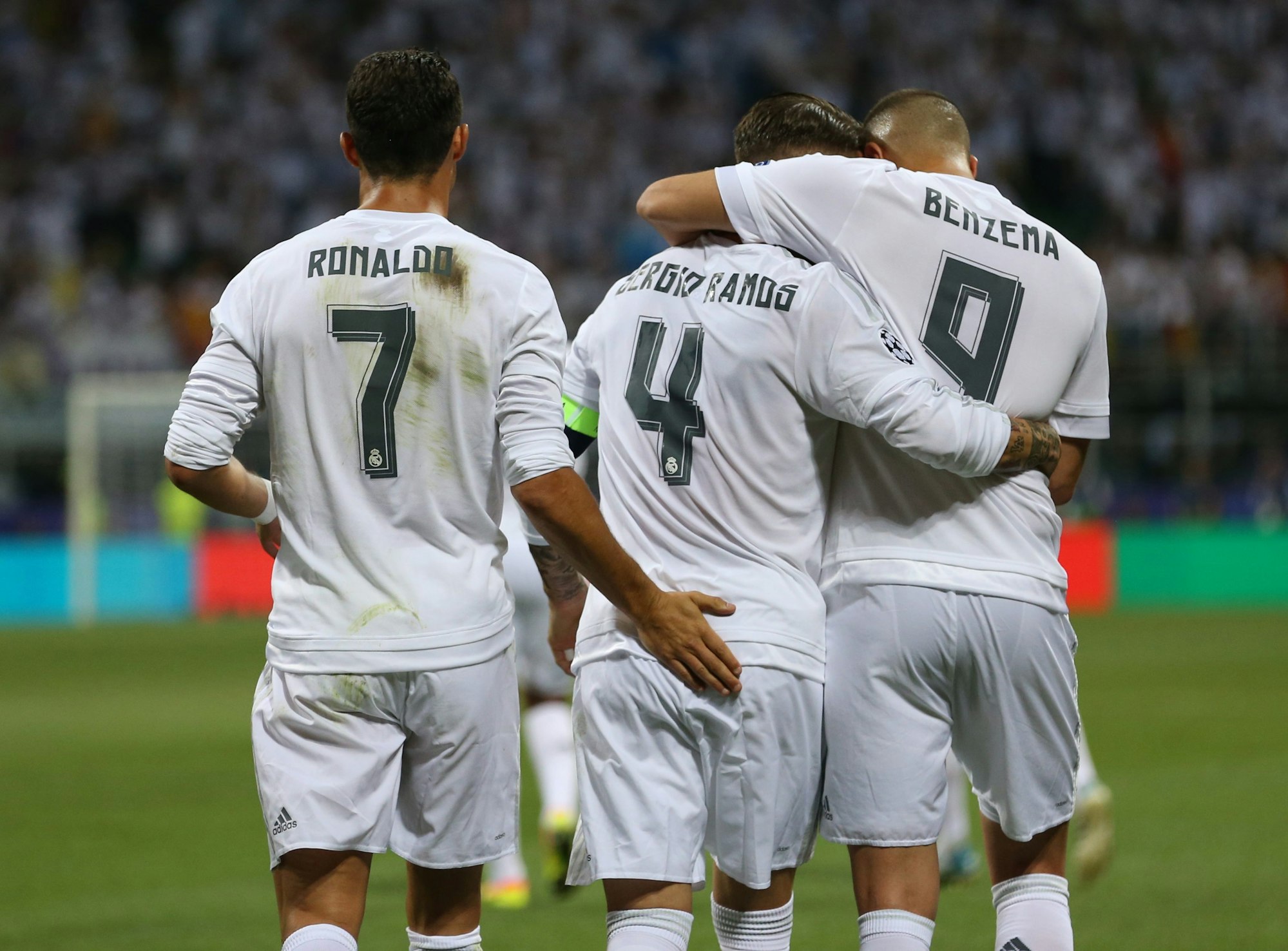Real-Madrid-Profi Sergio Ramos jubelt mit Cristiano Ronaldo und Karim Benzema.