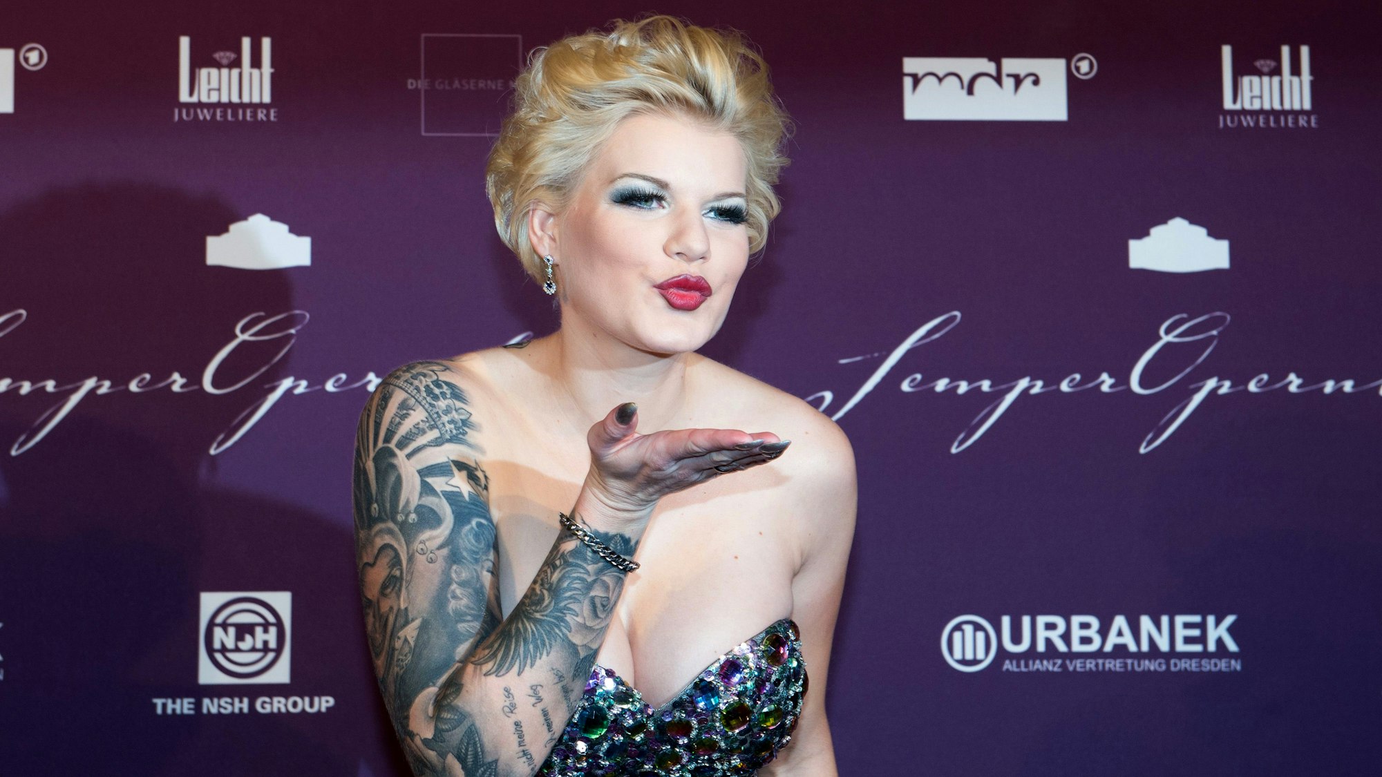 Melanie Müller posiert am 29.01.2016 auf dem 11. Semperopernball in der Semperoper in Dresden (Sachsen).