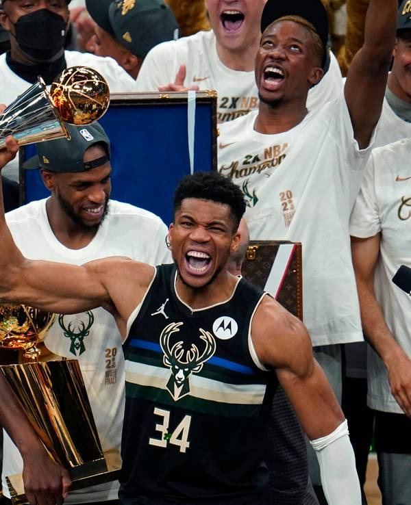 Giannis Antetokounmpo jubelt mit Trophäe über den NBA-Titel der Milwaukee Bucks.