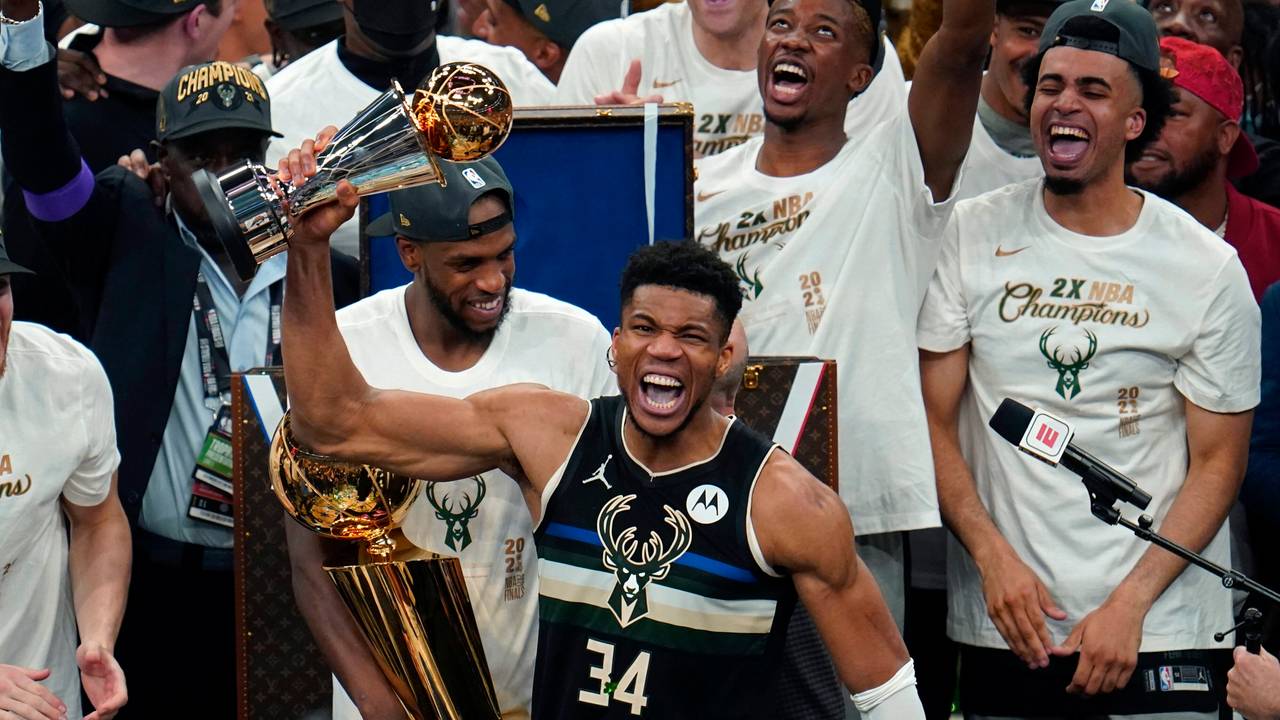 Giannis Antetokounmpo jubelt mit Trophäe über den NBA-Titel der Milwaukee Bucks.