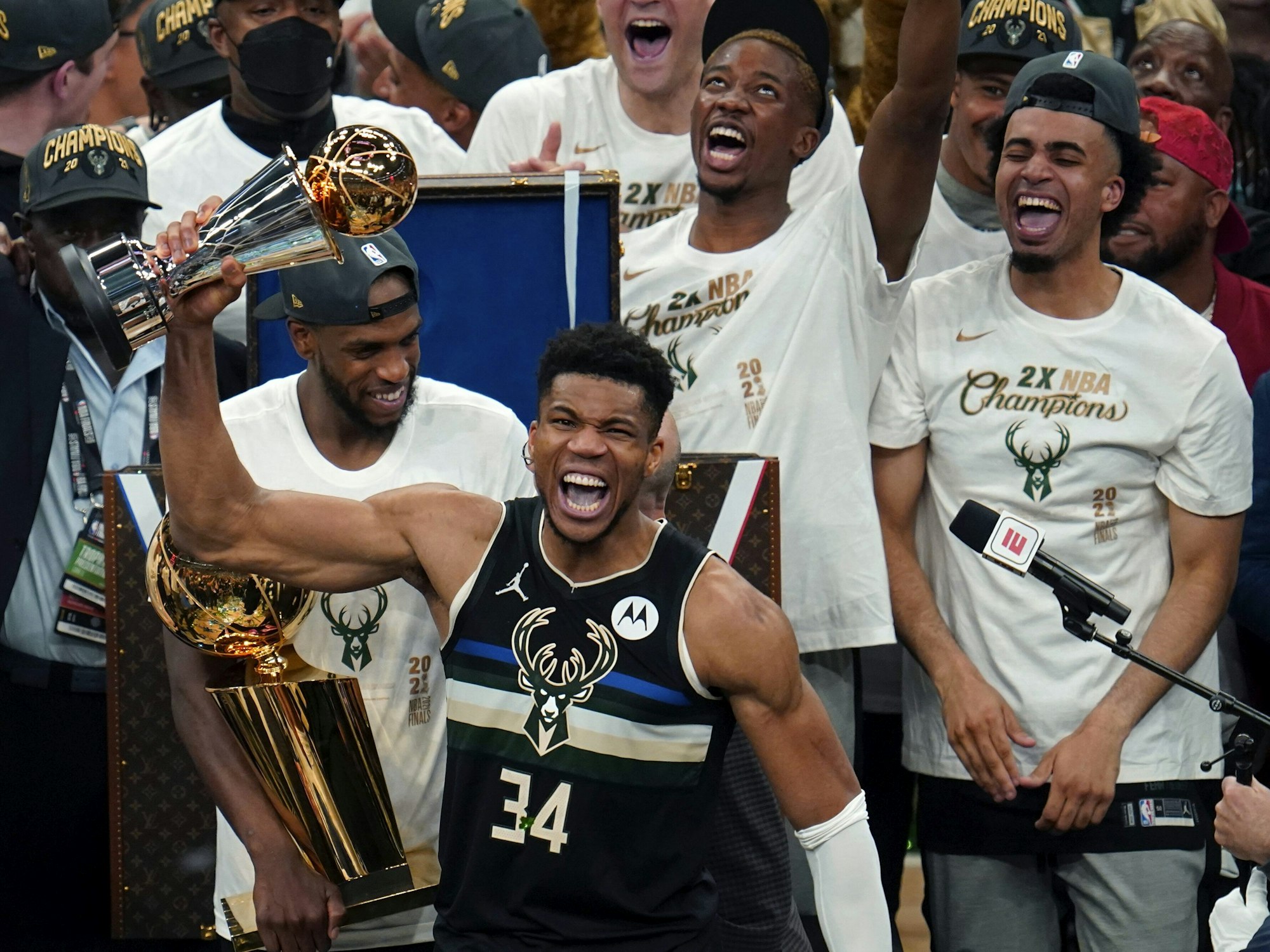 Bucks-Star Giannis Antetokounmpo feiert mit seinen Teamkollegen den Gewinn der Larry O'Brien Trophäe