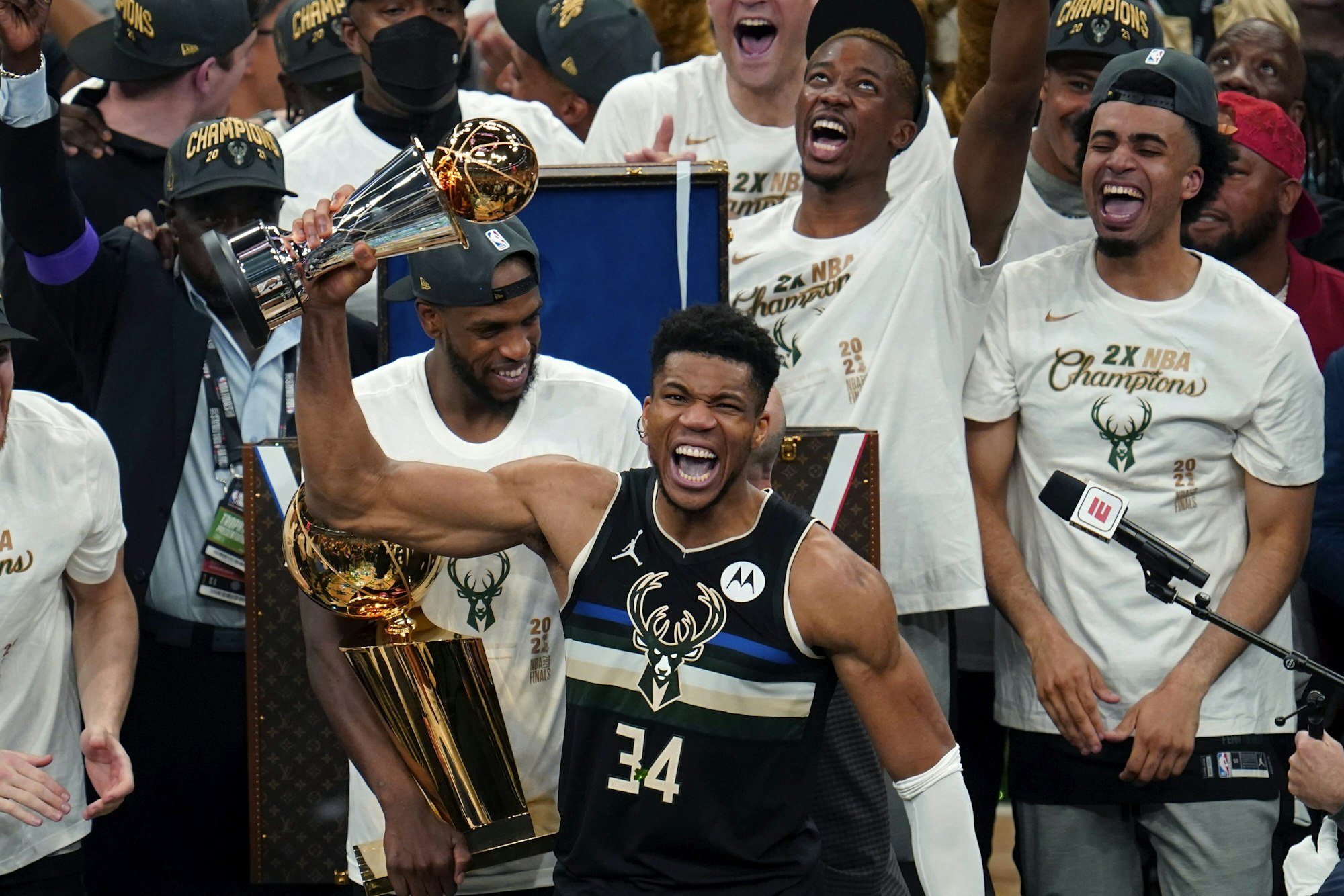 Giannis Antetokounmpo jubelt mit Trophäe über den NBA-Titel der Milwaukee Bucks.