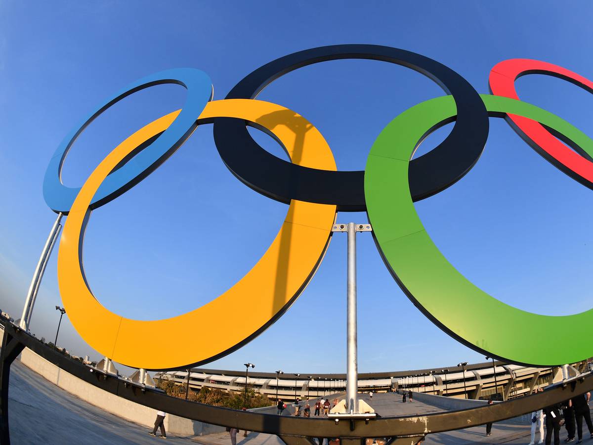 Die Olympischen Ringe stehen am Eingang des Maracana Stadions.