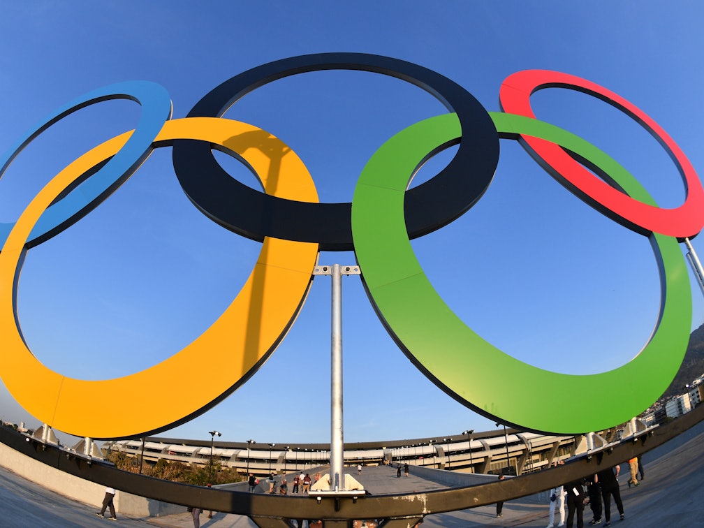 Die Olympischen Ringe stehen am Eingang des Maracana Stadions.